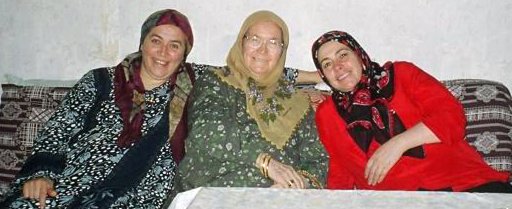 Hajja Amina en compagnie de ses filles H. Naziha à droite et H. à gauche