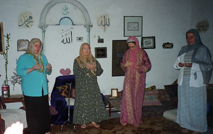 Hajja Amina guidant le dhikr des femmes